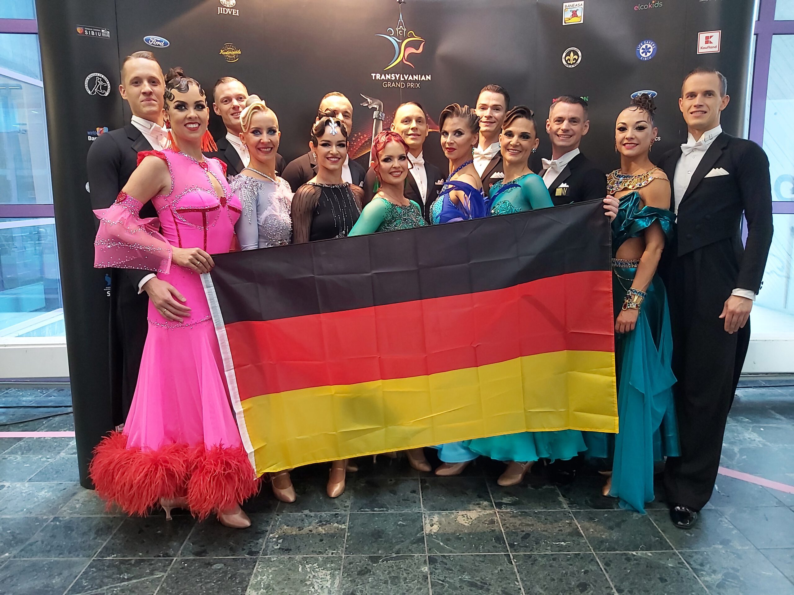 Laura und Alexander Voges tanzen auf der Weltmeisterschaft Senioren I S-Standard in Rumänien